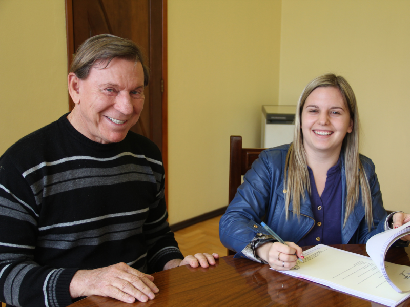 EXECUTIVO ASSINA CONVÊNIO COM ENTIDADES